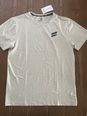 Hurley Men's Short Sleeve athletic shirt 
Size large
